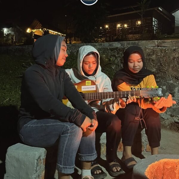 Glamping Bareng Teman dan Sahabat_Api Unggun Time (1)