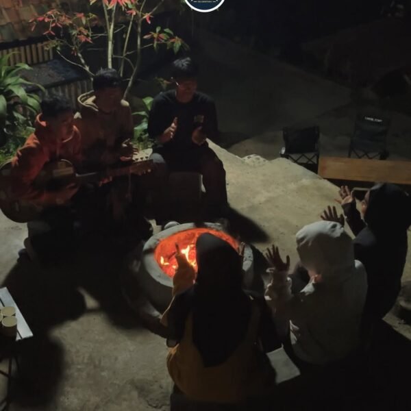 Glamping Bareng Teman dan Sahabat_Api Unggun Time (4)